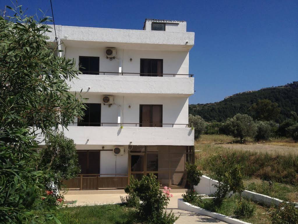 Nikos Bnb ファリラキ エクステリア 写真